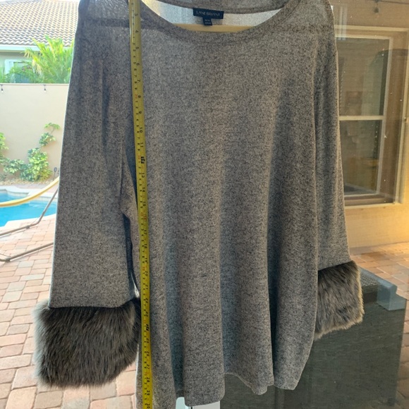 Super fun grey sweater with faux fur cuffs! Light and comfy! 18/20 Lane Bryant - Picture 7 of 12